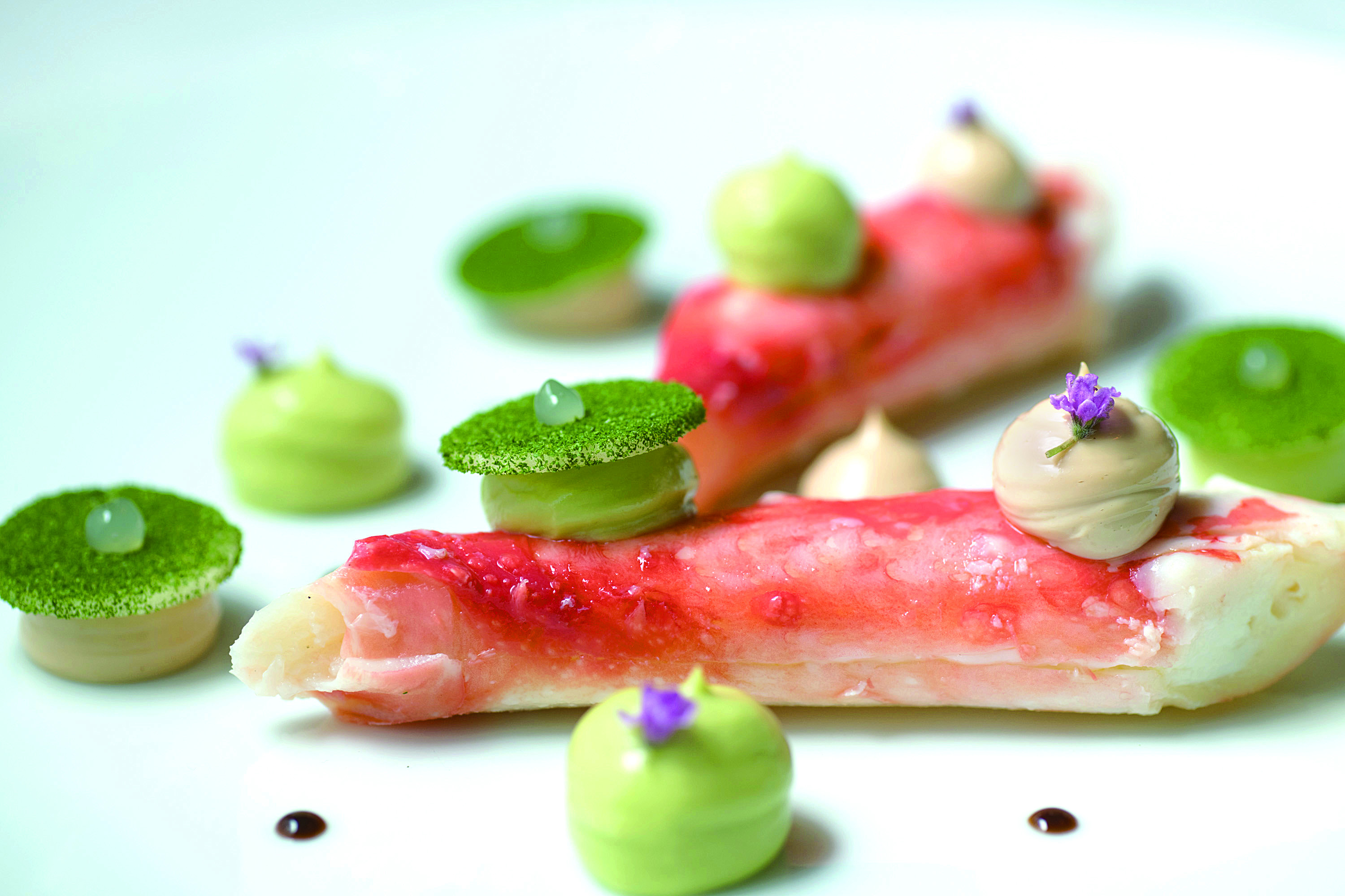 Royal King Crab from North Sea Marinated with Bergamot Lemon, Coffee Mayonnaise and Condiments <br/>北海皇帝蟹配佛手柑和咖啡蛋黃醬
